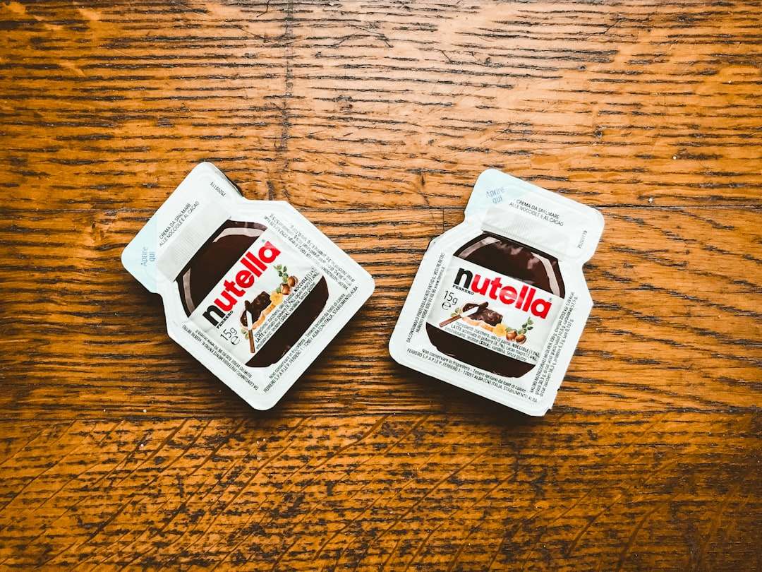 Банка Nutella шоколадно-ореховой пасты, крупный план на этикетке
